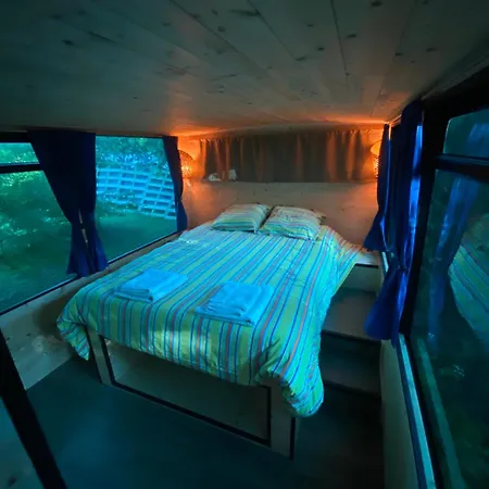 Woody Wood Bus Glamping Vergeroux