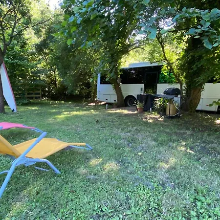 Glamping Woody Wood Bus Vergeroux